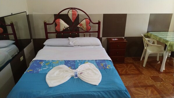 Skrivbord, arbetsyta för laptop, strykjärn/strykbräda och gratis wi-fi