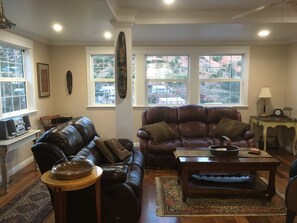 تلفزيون، مشغل دي في دي، كُتُب، مكتبة موسيقى