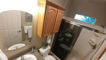 SĂšche-cheveux, serviettes fournies, papier toilette