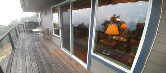 Rogue River Guesthouse: Rural river views near I-5