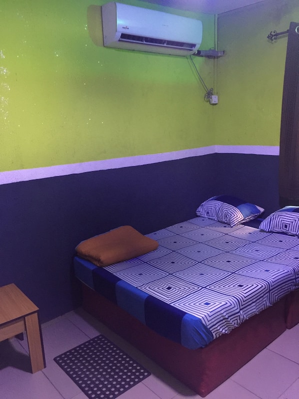 Soundproofing, iron/ironing board, bed sheets