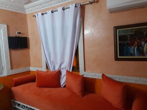 تلفزيون، مدفأة، كُتُب