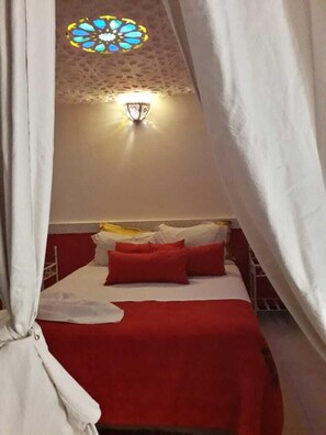 6 عدّة غرف نوم وخزنة داخل الغرفة وواي فاي