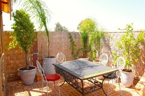 تناول الطعام بالخارج