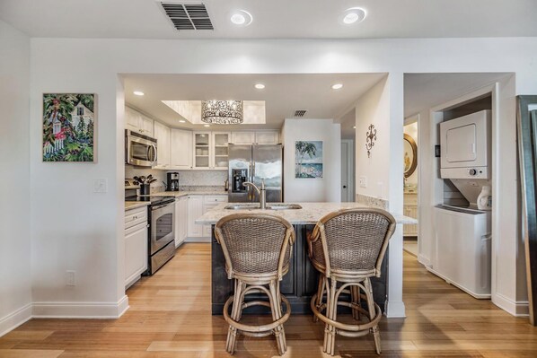 Kylskåp, mikrovågsugn, ugn och spishäll