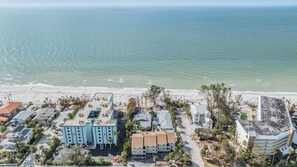 På stranden, solstolar och strandhanddukar