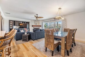 Smart-tv, dvd-spelare, böcker och ett filmbibliotek