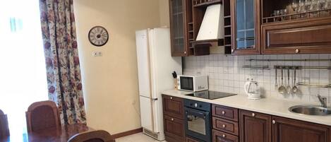 Mikrobølgeovn og kjøkkenutstyr