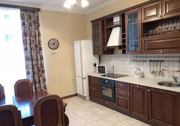 Microwave, cookware/dishes/utensils