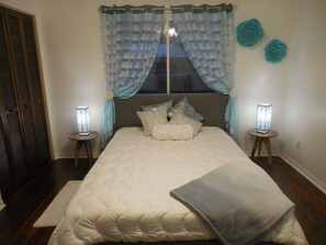 4 slaapkamers, een bureau, een strijkplank/strijkijzer, reisbedje