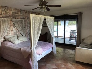 4 slaapkamers, een bureau, een strijkplank/strijkijzer, reisbedje