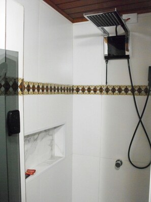 Chalé Triplo Superior Lírio | Peralatan tempat tidur hipoalergenik, bar mini, Wi-fi percuma 