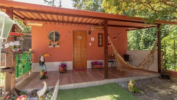 Chalé Superior Orquídea | Roupas de cama antialérgicas, frigobar, Wi-Fi de cortesia, roupa de cama