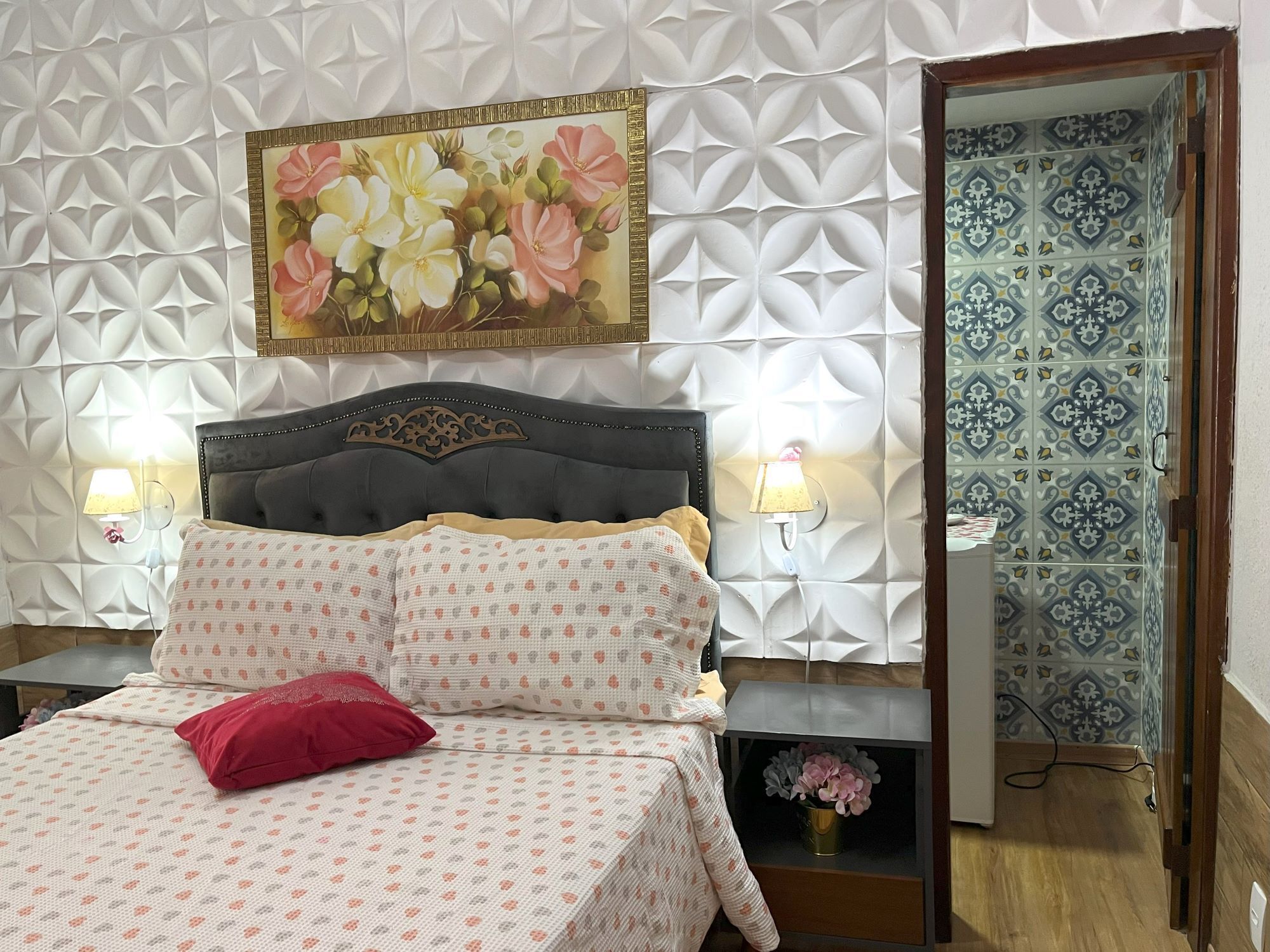 Hypo-allergenic bedding, minibar, free WiFi, bed sheets