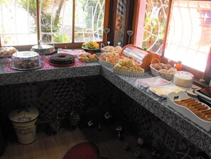 Café da manhã com buffet grátis todos os dias