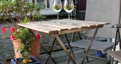 Moderni mutta viihtyisä asuntovene