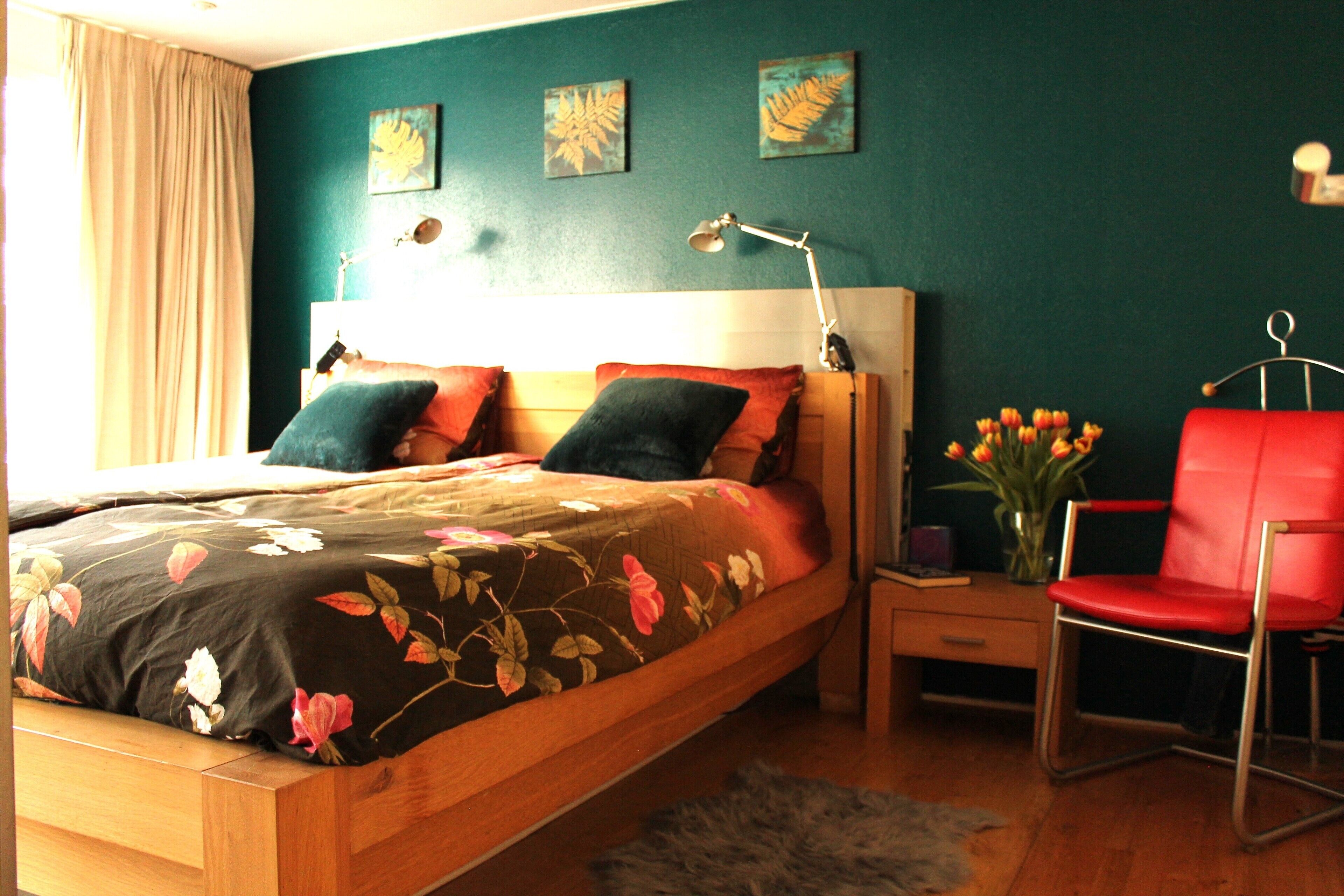 1 slaapkamer, een kluis op de kamer, een strijkplank/strijkijzer