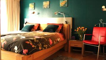 1 slaapkamer, een kluis op de kamer, een strijkplank/strijkijzer