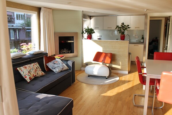 Smart TV, fireplace, stereo