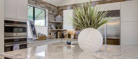 Réfrigérateur, four à micro-ondes, un four, surface de cuisson