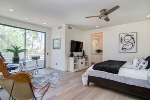 2 bedrooms, desk, iron/ironing board, WiFi