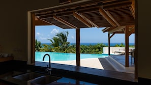 Una piscina al aire libre, una piscina con borde infinito