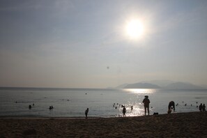 Playa en los alrededores y playa de arena blanca 