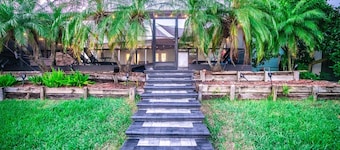 Luxury Palm Tree Two / 3 KING BEDS, Put Put golf, HEATED pool, 7 person hot tub