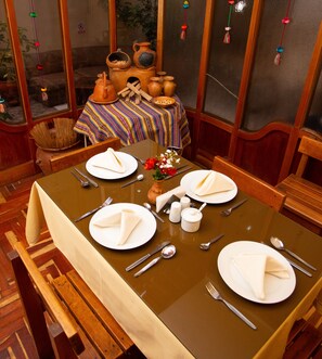 Se sirven almuerzos y cenas, cocina local