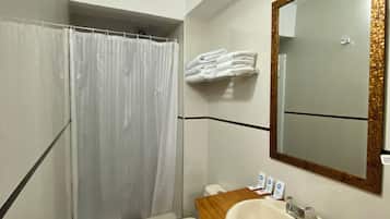 Standard Triple Room | Bathroom