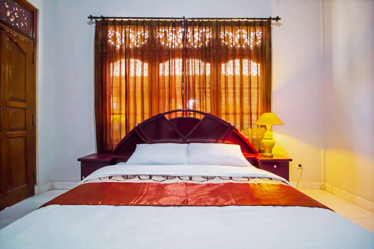 Decoración personalizada, muebles diferentes, escritorio y wifi gratis