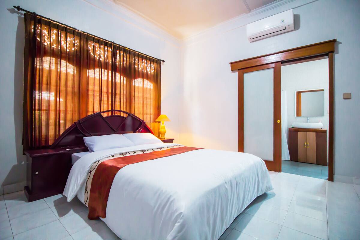 Decoración personalizada, muebles diferentes, escritorio y wifi gratis