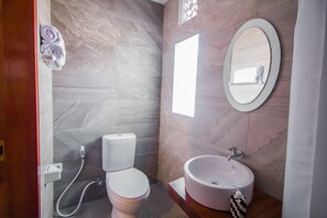 Regadera, toallas, jabón, shampoo 