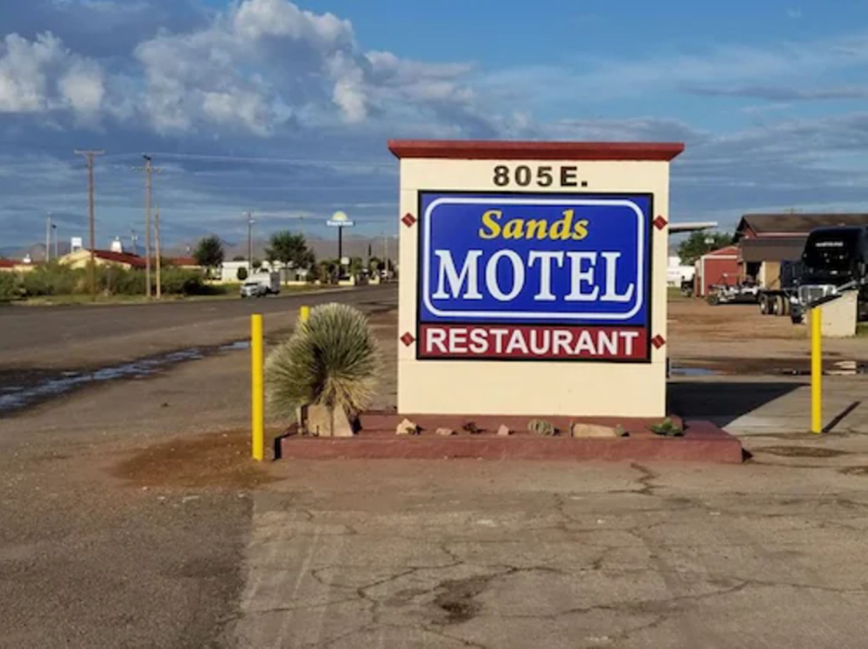 Un letrero de motel con la leyenda 'Sands Motel' y 'Restaurante'.