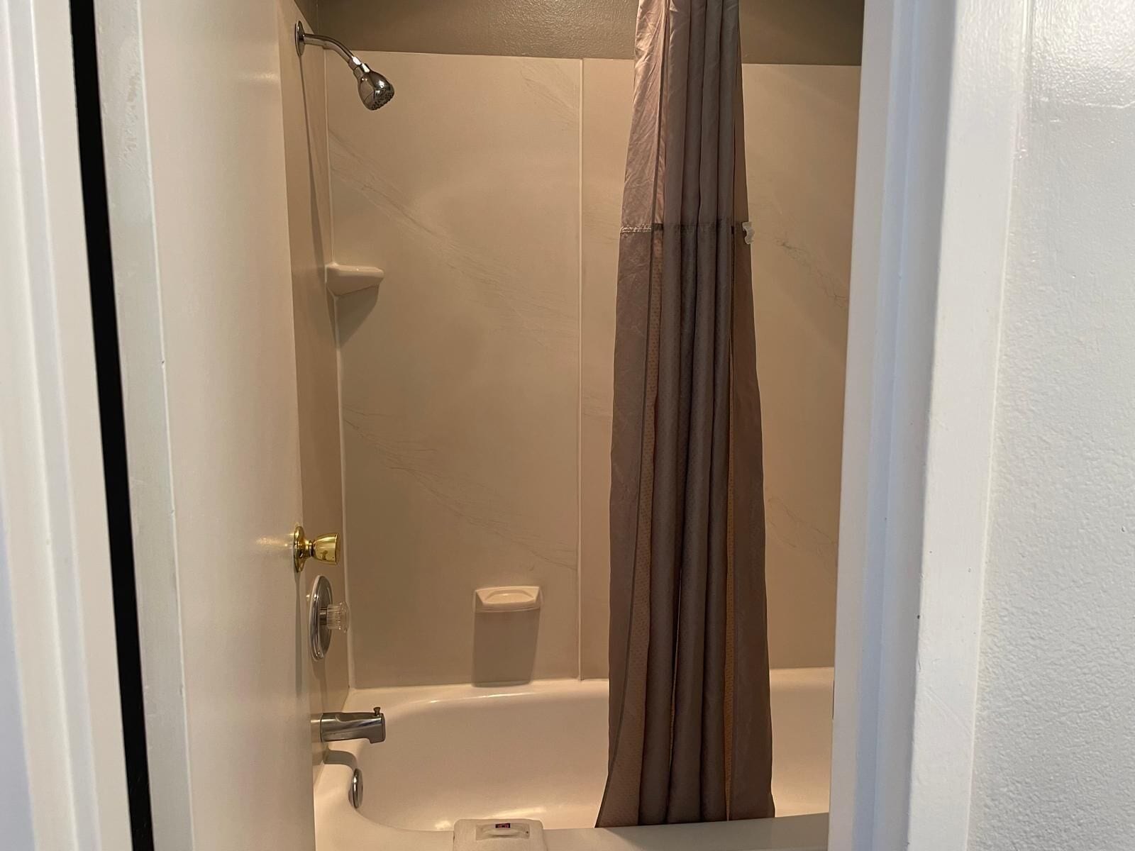 Bathtub, towels