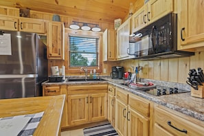 Full-size fridge, microwave, stovetop, coffee/tea maker - Ruth's Retreat on South Holston River  (Bristol)