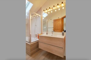 Bathtub, free toiletries, hair dryer, towels - Holiday Apartment "Gelting" with Mountain View, West and South Balcony and Wi-Fi (Geretsried-Gelting)