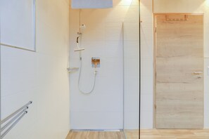 Badewanne, Haartrockner, Handtücher