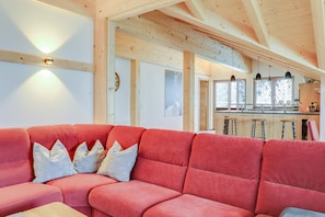 TV - Spacious Top Floor Apartment "Partnachklamm" with Mountain View & Balcony (Garmisch-Partenkirchen)