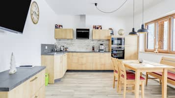 Jääkaappi, mikroaaltouuni, uuni, liesi