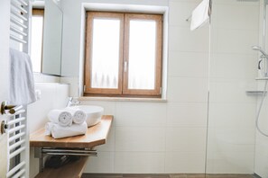 Een douche, gratis toiletartikelen, een haardroger, handdoeken