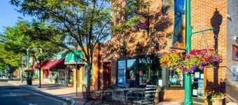 Convenient Location! Up to 11 guests. 5 beds-2 Kings! Foosball, games. Garage.