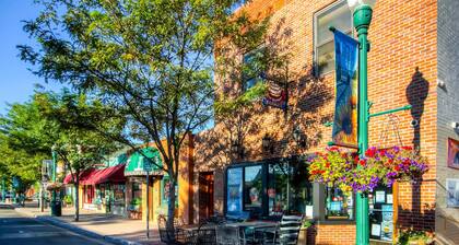 Convenient Location! Up to 11 guests. 5 beds-2 Kings! Foosball, games. Garage.