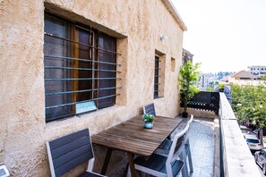 Familie vierpersoonskamer, en-suite badkamer (Bells) | Terras