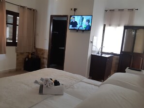 Signature Studio (Kazanova) | In-room safe, blackout drapes, soundproofing, iron/ironing board - La Casetta (Nazareth)