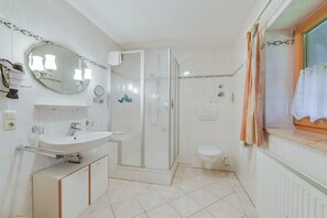 Ducha, secador de pelo y toallas