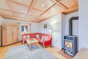 Una televisión, una mesa de tenis de mesa, un reproductor estéreo