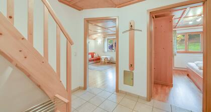 Ferienwohnung "Sommerwind" mit Bergblick, Garten & Balkon