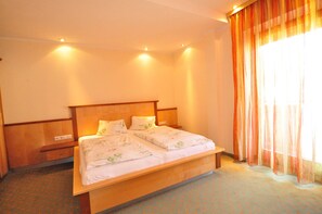 1 Schlafzimmer, Schreibtisch, Reisekinderbett, WLAN