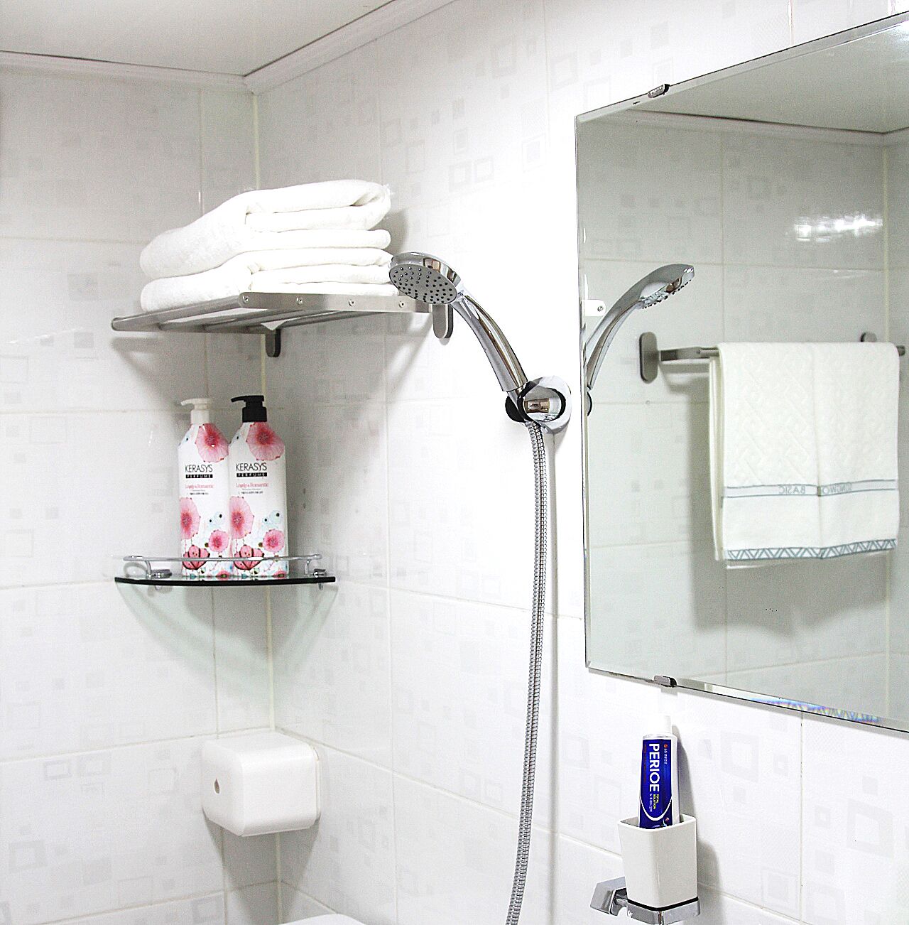 샤워 시설, 레인폴 샤워기, 무료 세면용품, 헤어드라이어